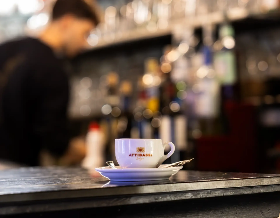 Tazzina Attibassi appoggiata sul bancone del bar