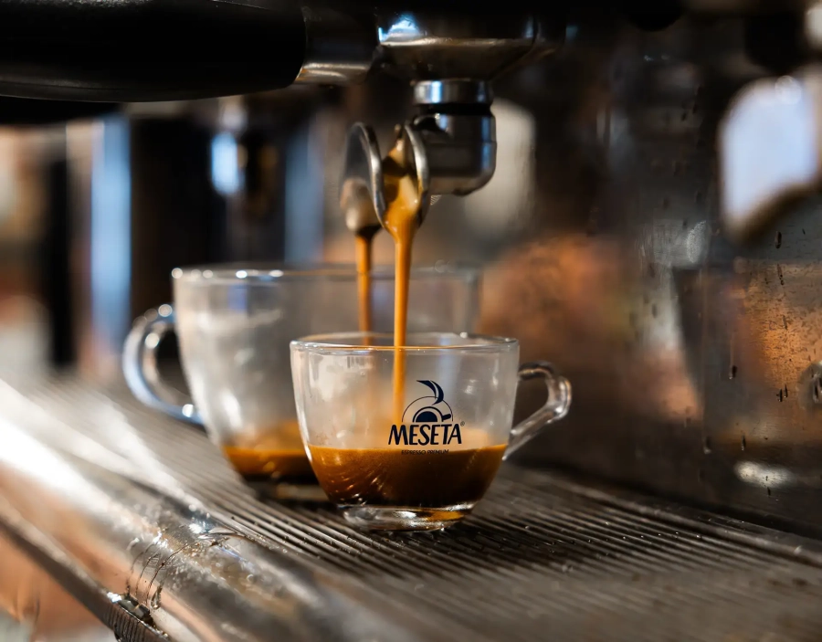Macchina del caffè che eroga caffè in tazzine di vetro a marchio Meseta