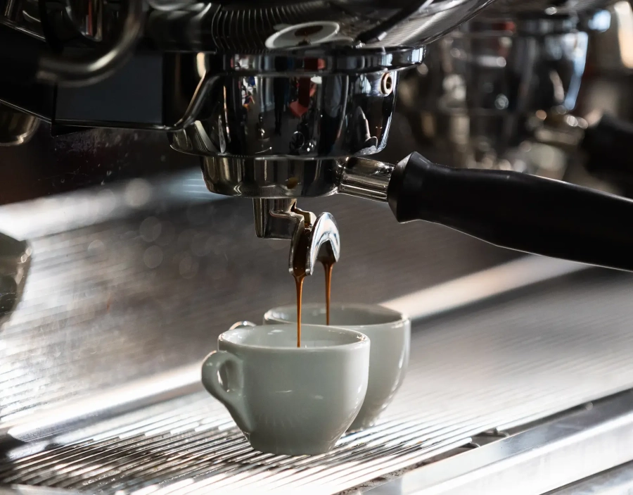 Macchina del caffè eroga caffè in tazzine