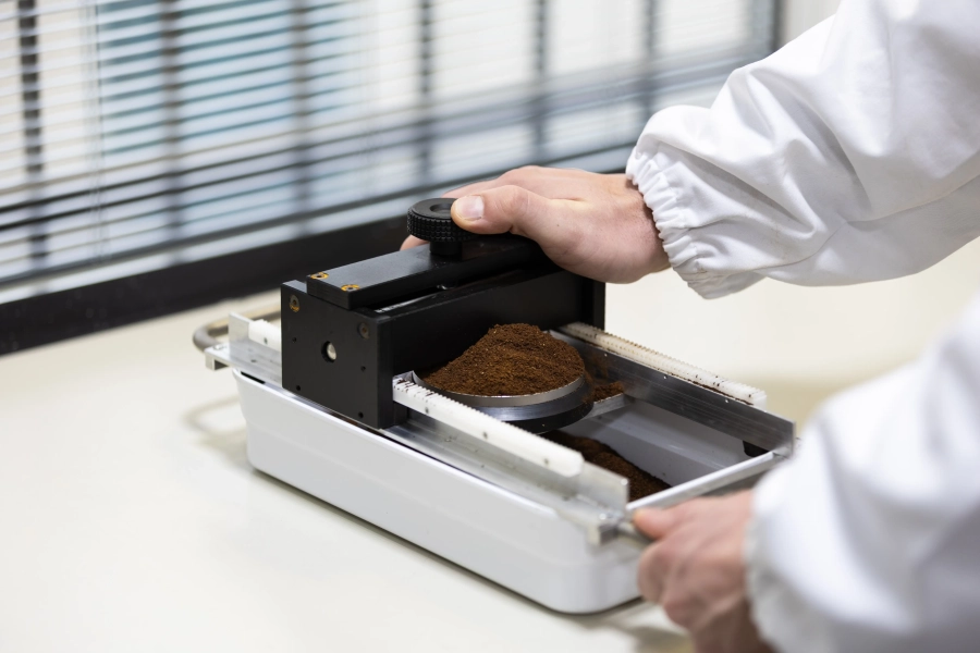 Operatore controlla un mix di caffè macinato Coind