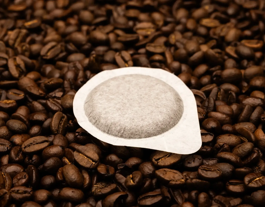 Cialda di caffè adagiata sopra a chicchi di caffè